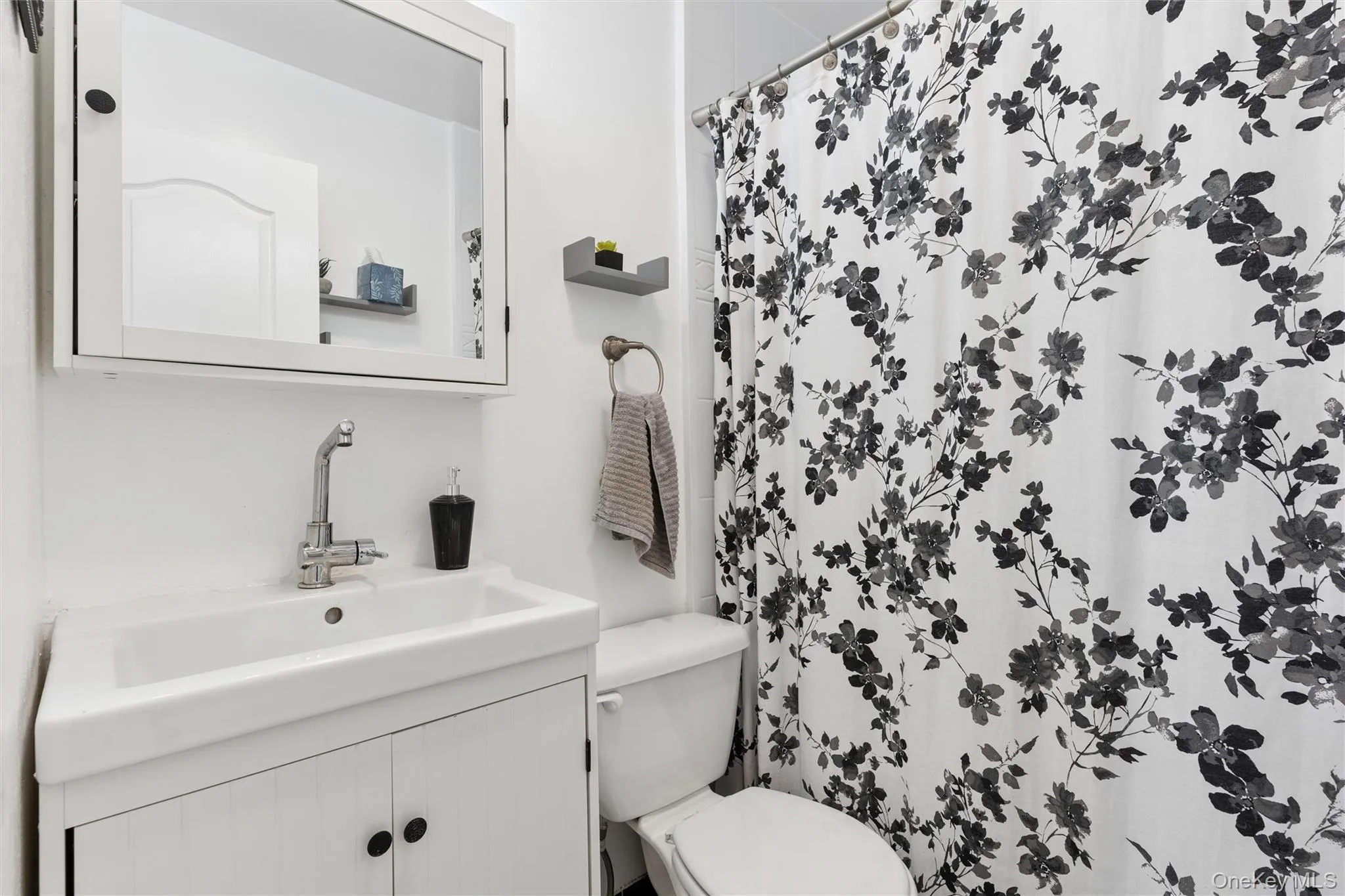 34 End Avenue, Southampton, NY, 2 Bedrooms Bedrooms, 7 Rooms Rooms,1 BathroomBathrooms,Residential,For Rent,End,0,1042264 34 End Avenue, Southampton, NY, 2 Bedrooms Bedrooms, 7 Rooms Rooms,1 BathroomBathrooms,Residential,For Rent,End,0,1042264