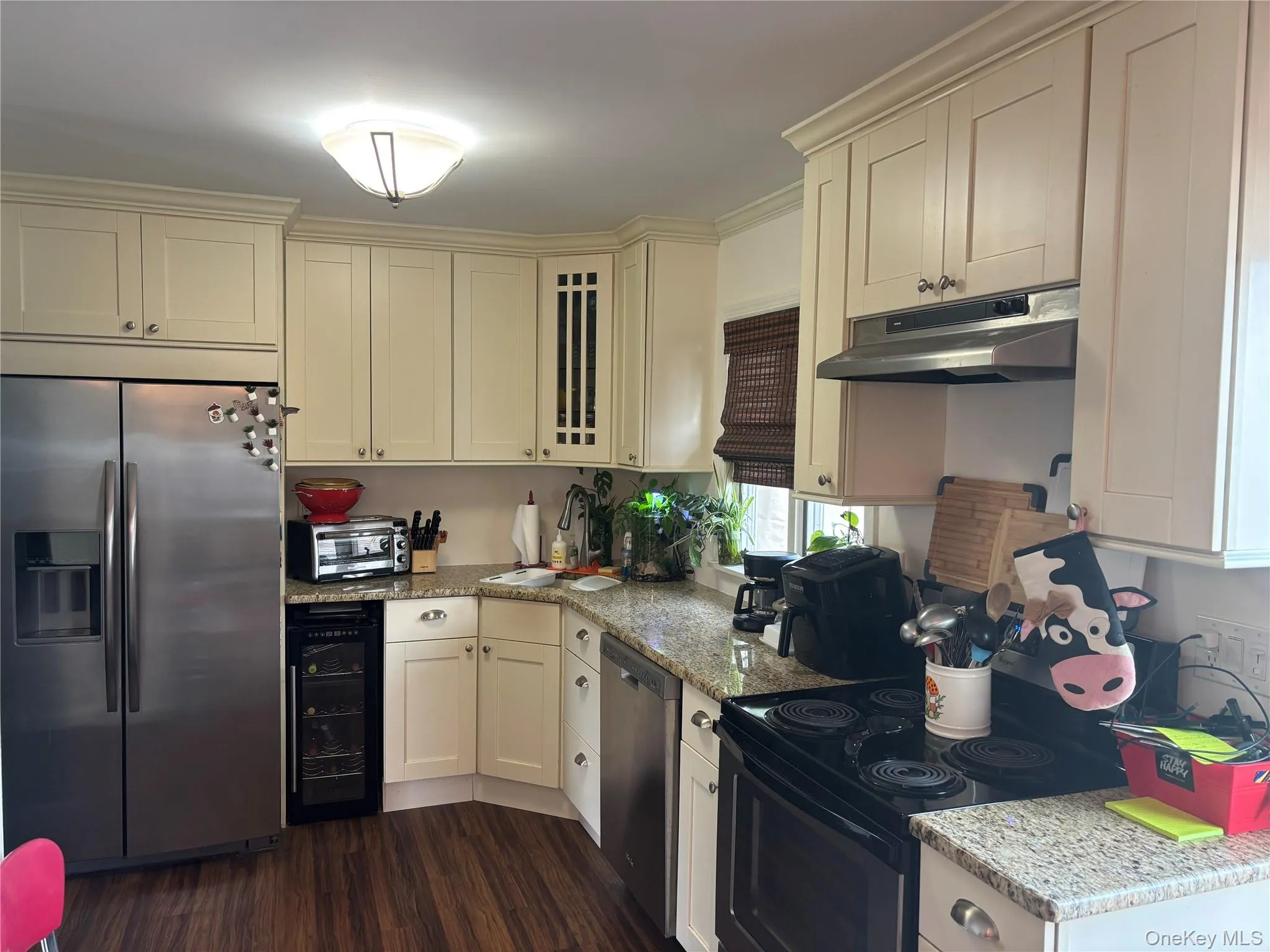 White Shaker Cabs With S.S. appliances White Shaker Cabs With S.S. appliances