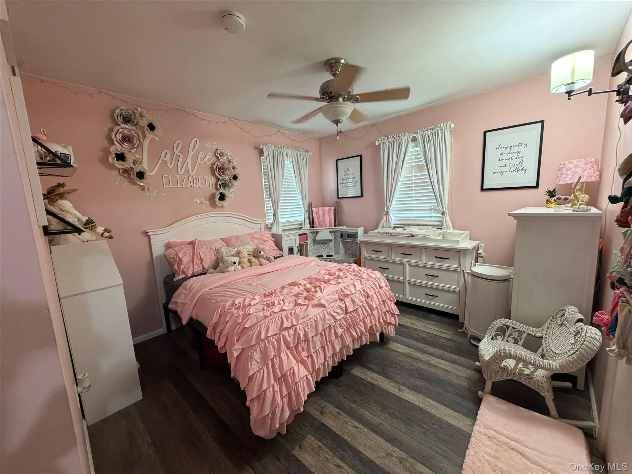 Pretty in pink! Spacious bedroom Pretty in pink! Spacious bedroom