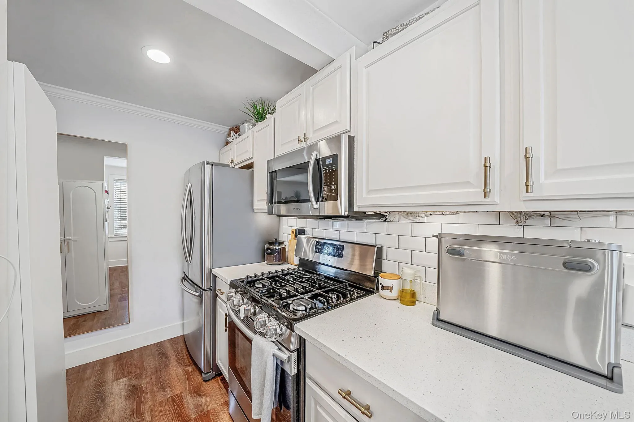 4 Edwards St, North Hempstead, NY, 1 Bedroom Bedrooms, 3 Rooms Rooms,1 BathroomBathrooms,Residential,For Rent,Edwards St,0,1042295 4 Edwards St, North Hempstead, NY, 1 Bedroom Bedrooms, 3 Rooms Rooms,1 BathroomBathrooms,Residential,For Rent,Edwards St,0,1042295