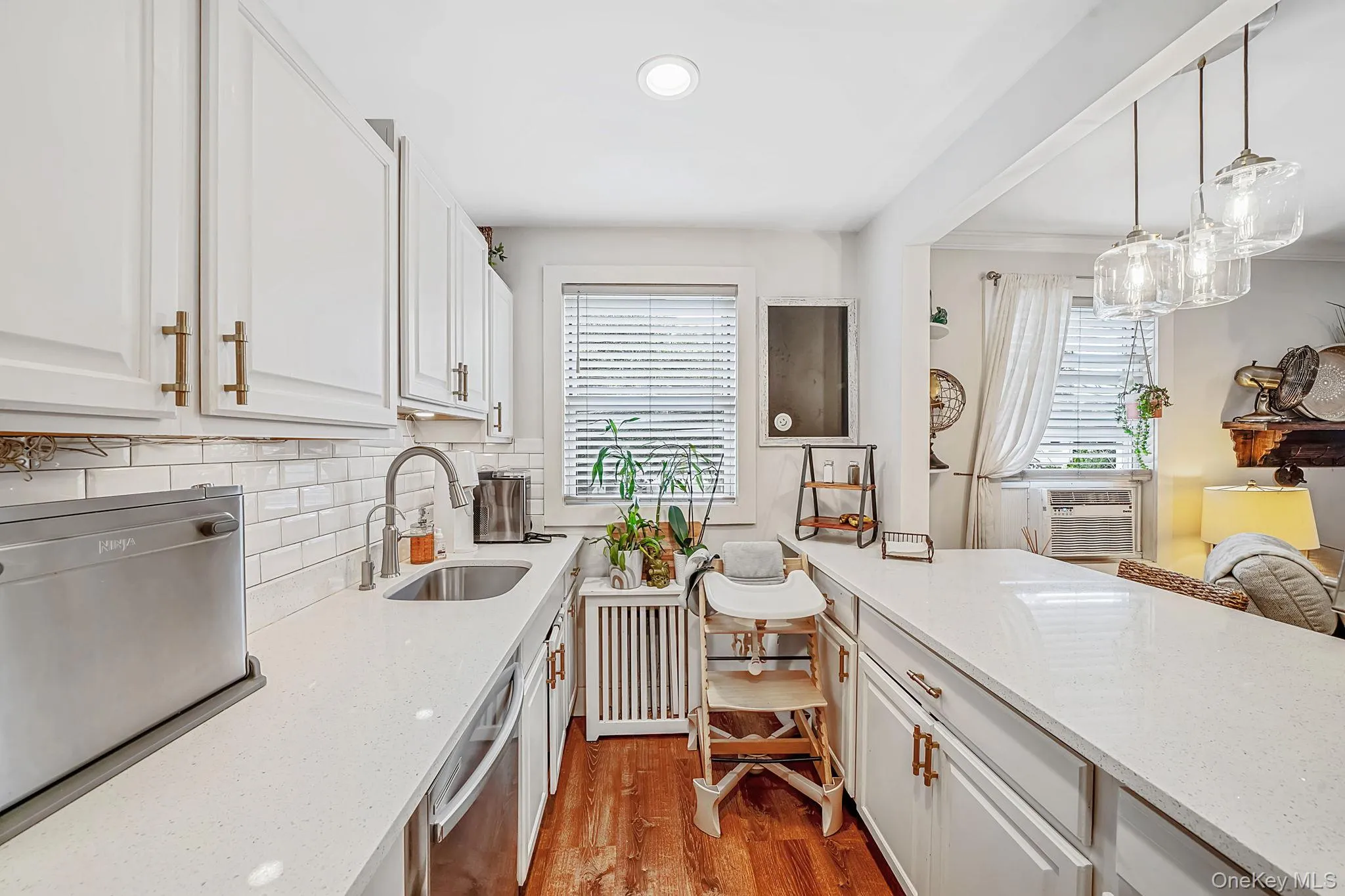 4 Edwards St, North Hempstead, NY, 1 Bedroom Bedrooms, 3 Rooms Rooms,1 BathroomBathrooms,Residential,For Rent,Edwards St,0,1042295 4 Edwards St, North Hempstead, NY, 1 Bedroom Bedrooms, 3 Rooms Rooms,1 BathroomBathrooms,Residential,For Rent,Edwards St,0,1042295