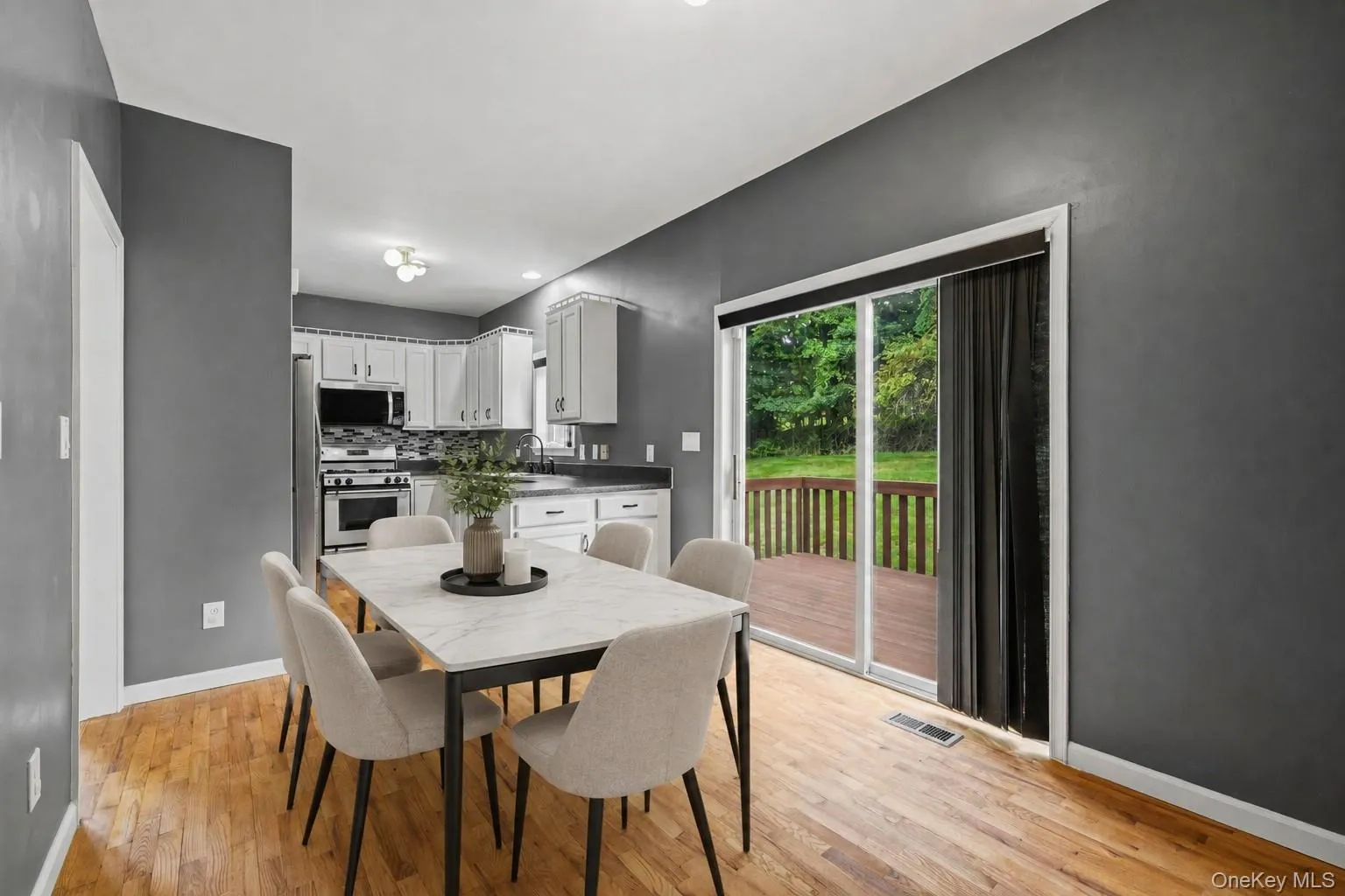 Virtually staged Dining Area Virtually staged Dining Area