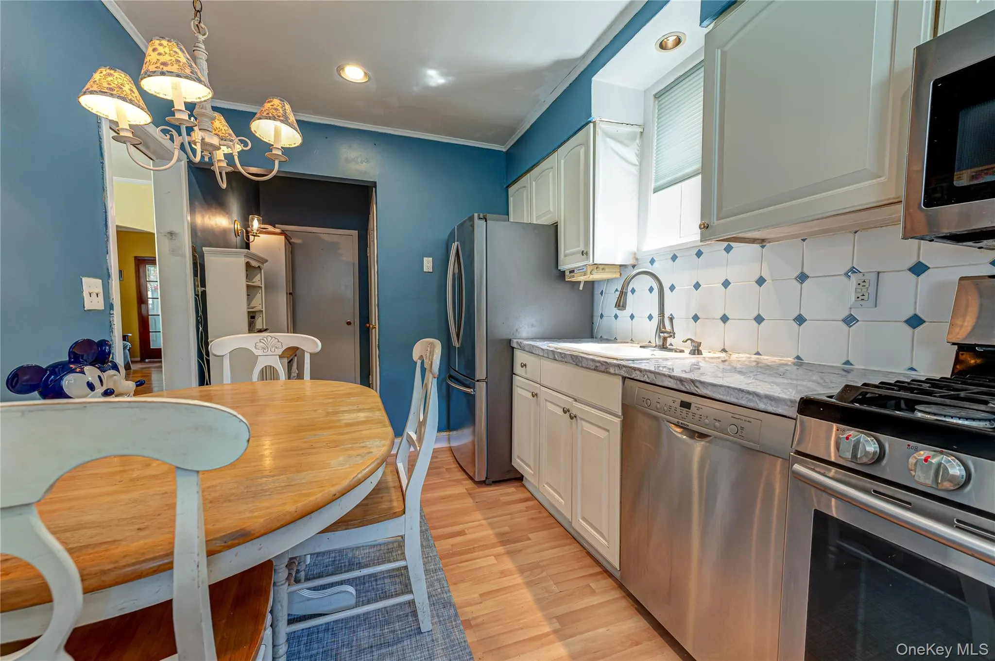 Eat-in Kitchen Eat-in Kitchen