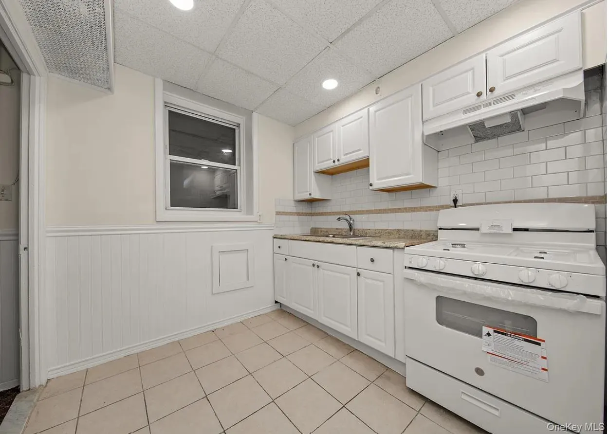 5942 164th Street, New York, NY, 1 Bedroom Bedrooms, 3 Rooms Rooms,1 BathroomBathrooms,Residential Lease,For Rent,164th,0,1042361 5942 164th Street, New York, NY, 1 Bedroom Bedrooms, 3 Rooms Rooms,1 BathroomBathrooms,Residential Lease,For Rent,164th,0,1042361