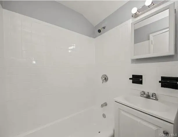 5942 164th Street, New York, NY, 1 Bedroom Bedrooms, 3 Rooms Rooms,1 BathroomBathrooms,Residential Lease,For Rent,164th,0,1042361 5942 164th Street, New York, NY, 1 Bedroom Bedrooms, 3 Rooms Rooms,1 BathroomBathrooms,Residential Lease,For Rent,164th,0,1042361