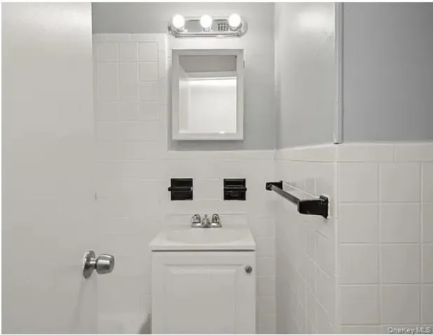5942 164th Street, New York, NY, 1 Bedroom Bedrooms, 3 Rooms Rooms,1 BathroomBathrooms,Residential Lease,For Rent,164th,0,1042361 5942 164th Street, New York, NY, 1 Bedroom Bedrooms, 3 Rooms Rooms,1 BathroomBathrooms,Residential Lease,For Rent,164th,0,1042361
