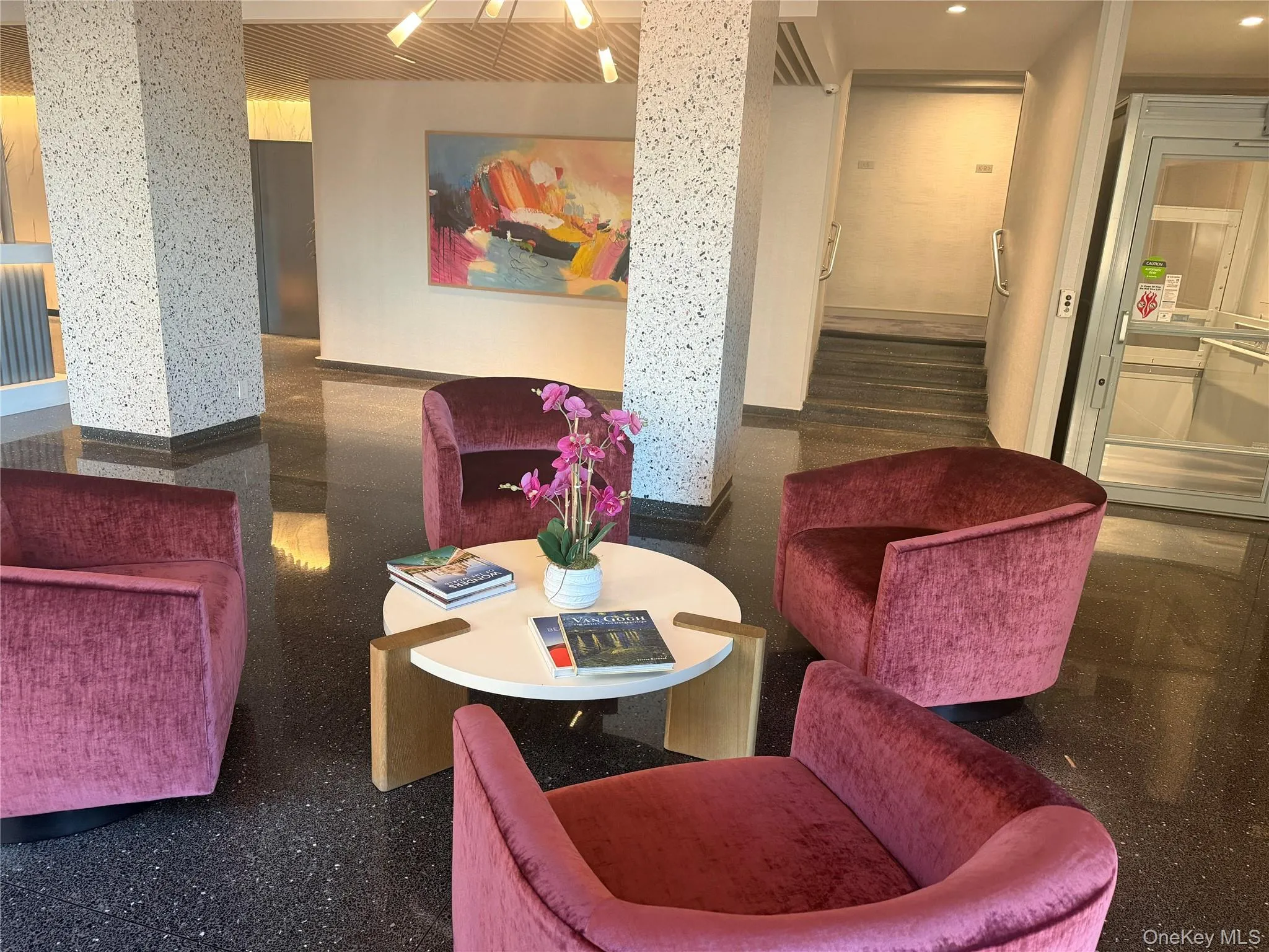 Relaxing Lobby For Meeting & Greeting Relaxing Lobby For Meeting & Greeting