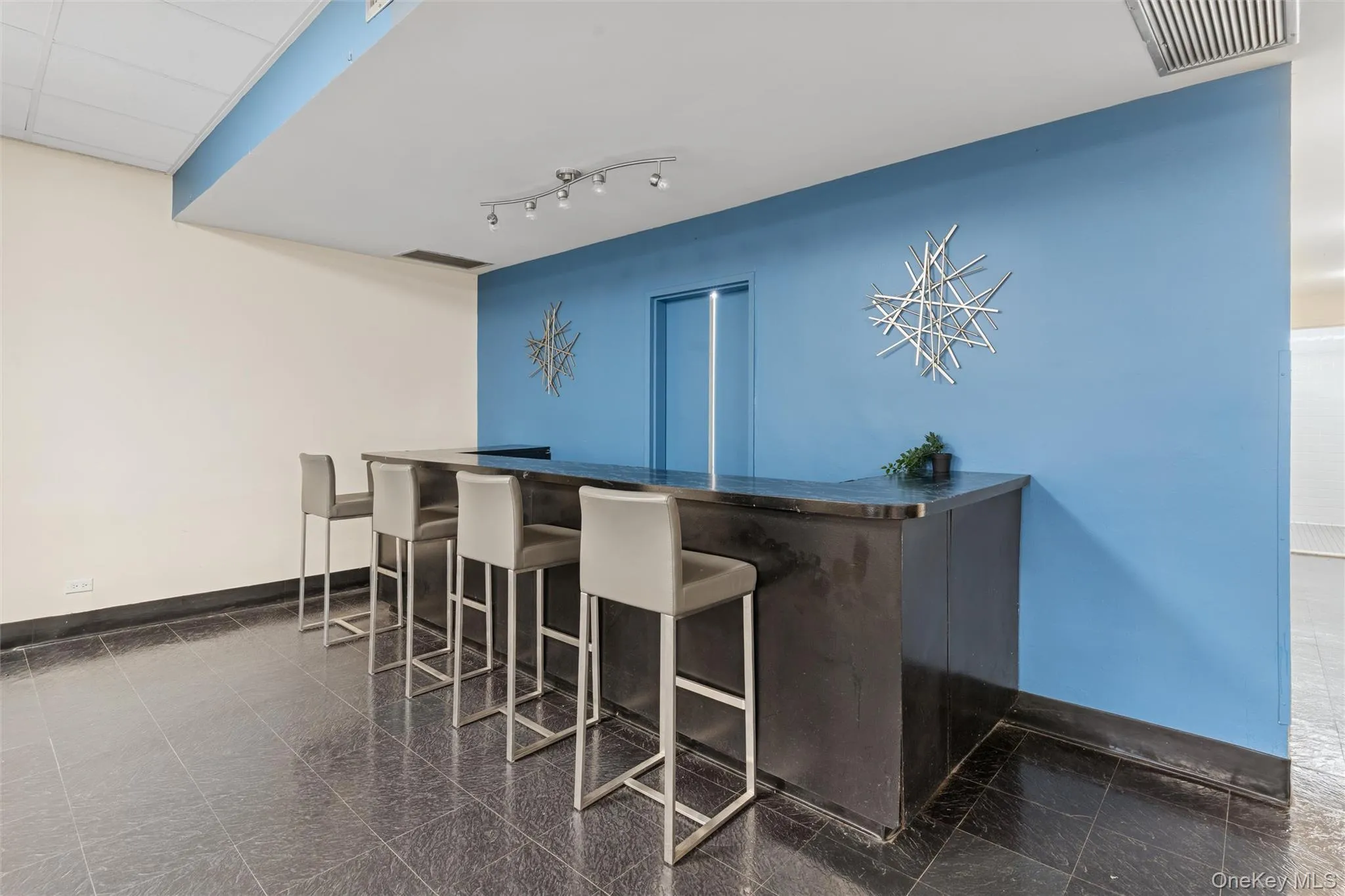 With Bar Area With Bar Area