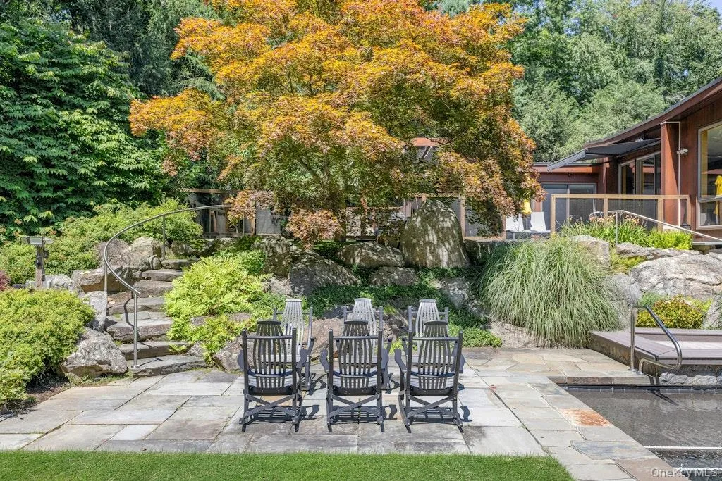 Private and quiet sitting area adjacent to pool and spa Private and quiet sitting area adjacent to pool and spa