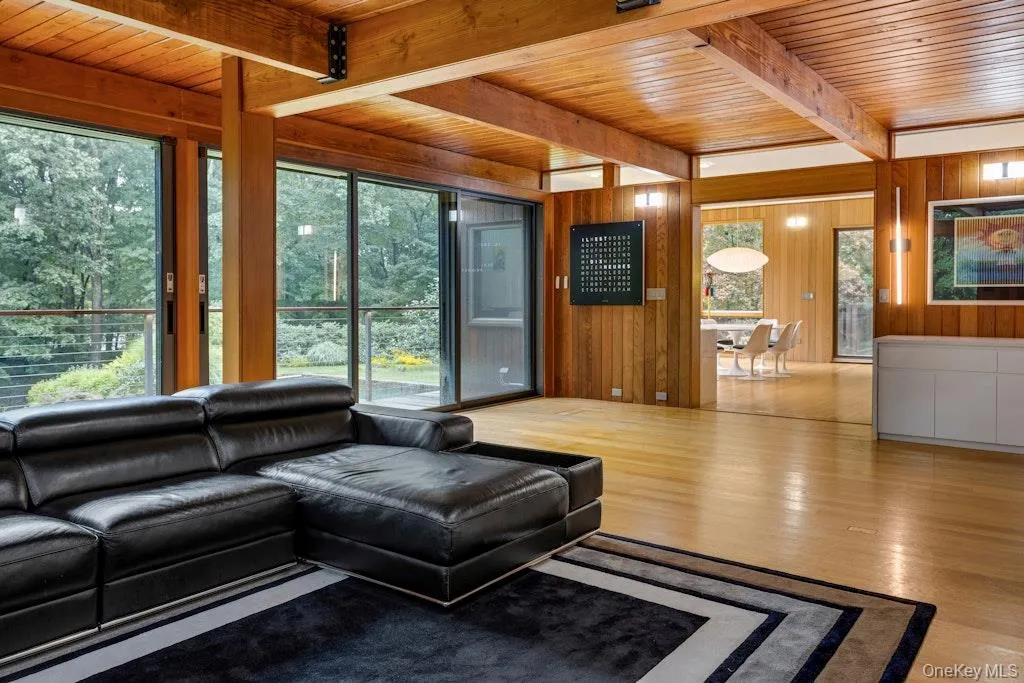 Easy flow to the spacious eat-in kitchen. Easy flow to the spacious eat-in kitchen.