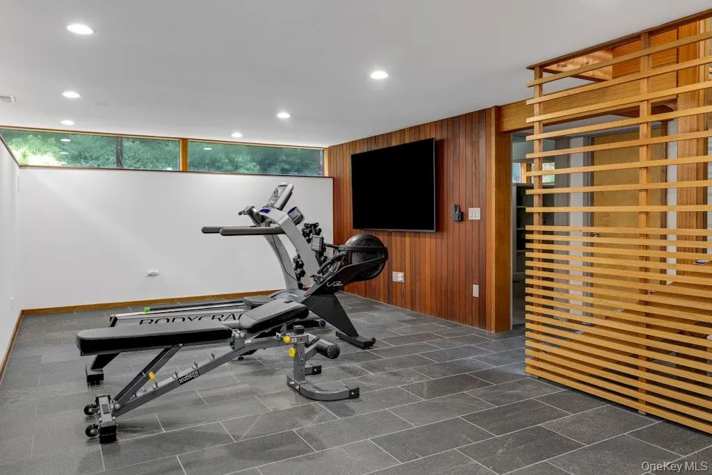 Spacious gym or studio area Spacious gym or studio area