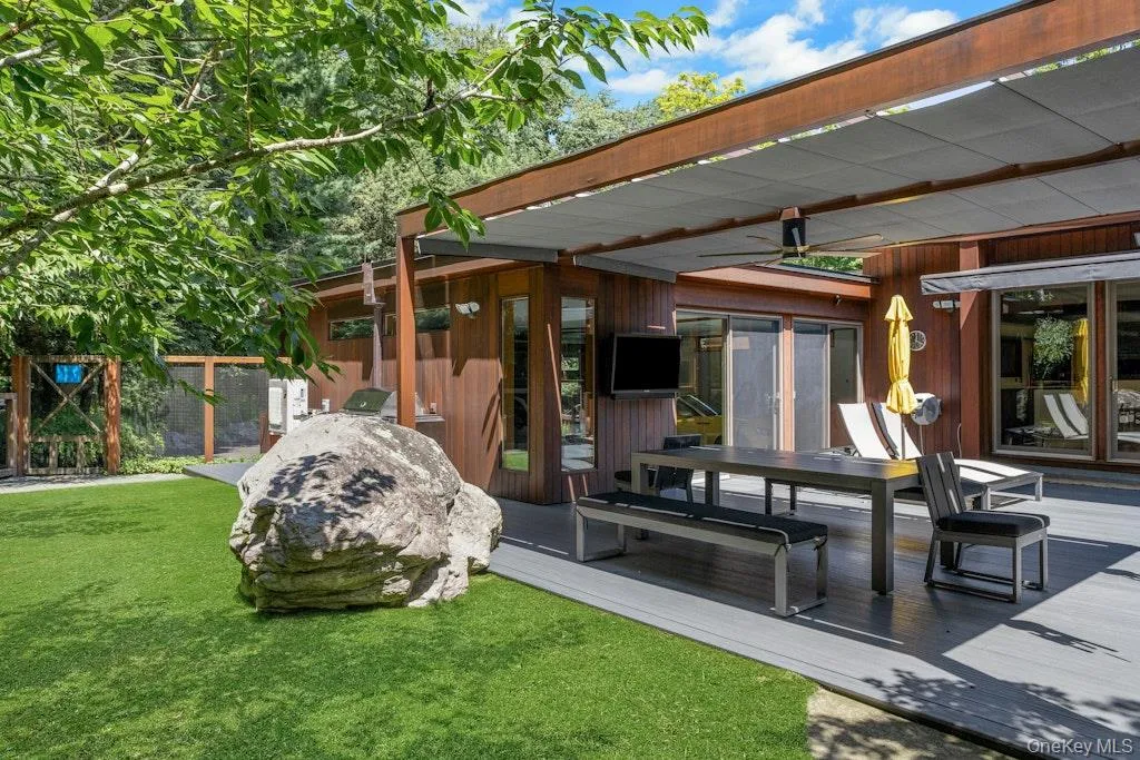 Pergola with electric shades and fenced area adjacent to the kitchen Pergola with electric shades and fenced area adjacent to the kitchen