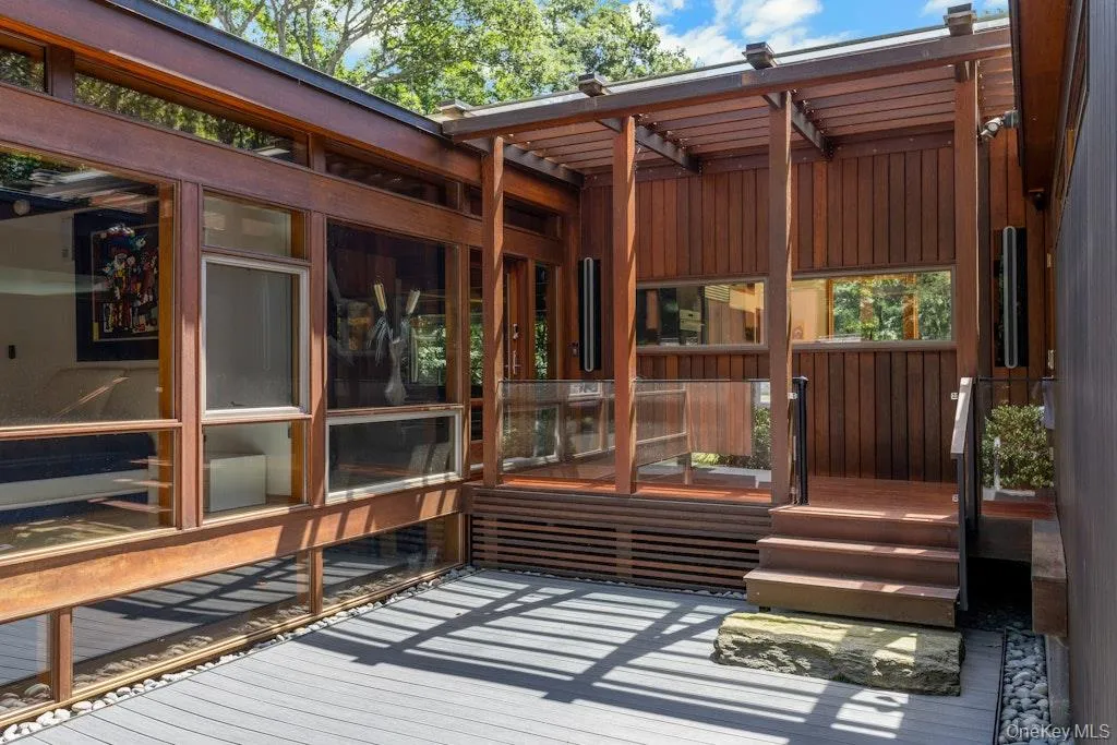 Inviting entryway w/ w/walls of glass Inviting entryway w/ w/walls of glass