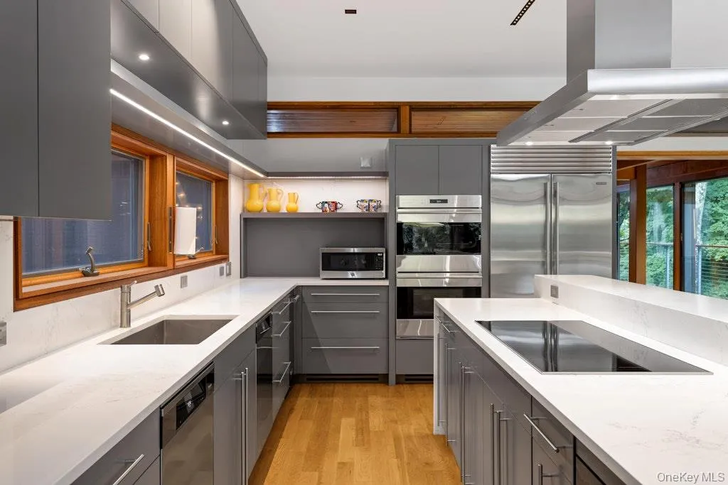 Beautifully renovated w/new, top of the line appliances and quartzite countertops Beautifully renovated w/new, top of the line appliances and quartzite countertops