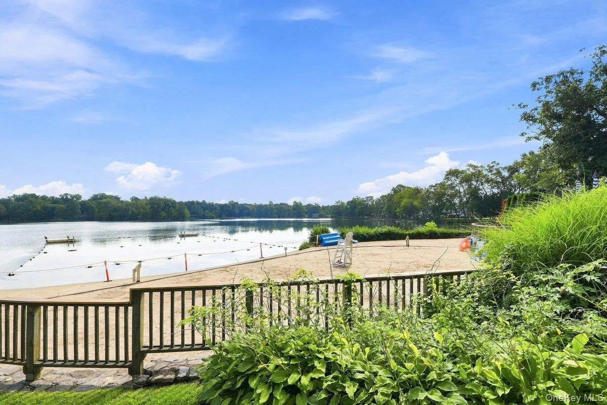 Gorgeous lakefront setting featuring a sandy beach exclusively for Interlaken Gardens residents. Gorgeous lakefront setting featuring a sandy beach exclusively for Interlaken Gardens residents.