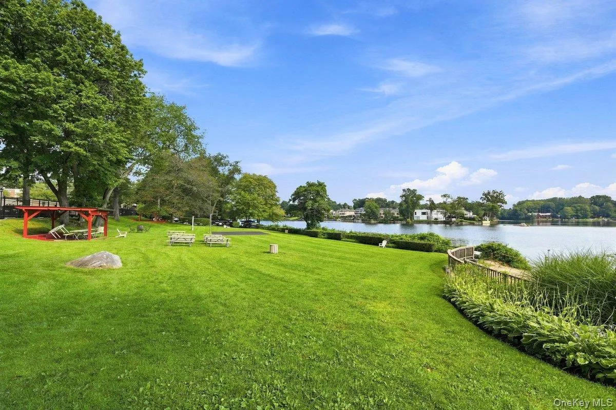 Enjoy the lakeside grounds with designated barbecue areas and playground for resident use. Enjoy the lakeside grounds with designated barbecue areas and playground for resident use.