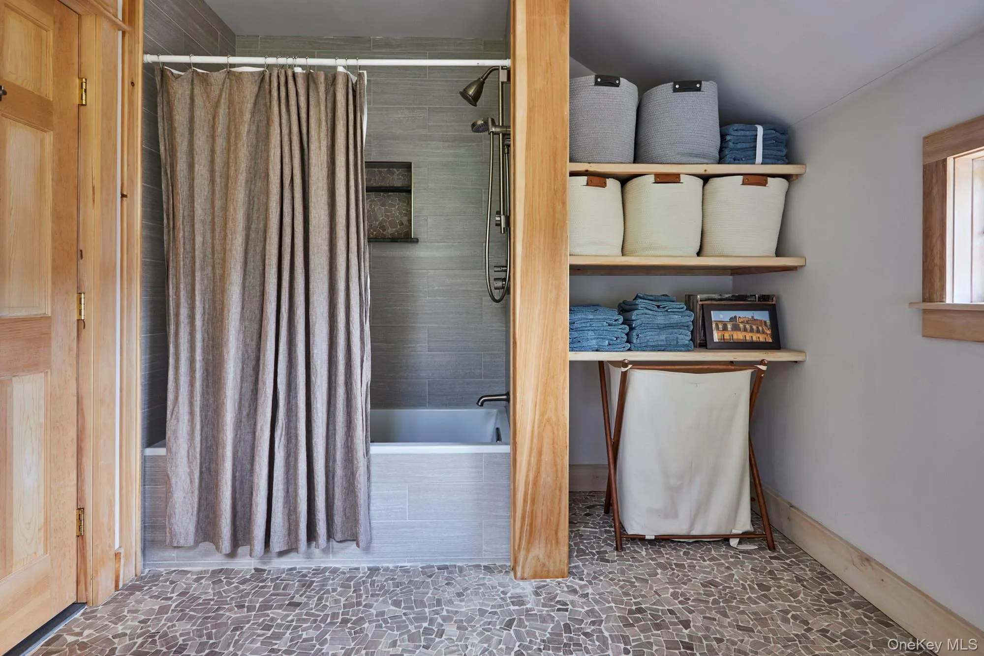 Bathroom featuring tiled shower / bath and baseboards Bathroom featuring tiled shower / bath and baseboards