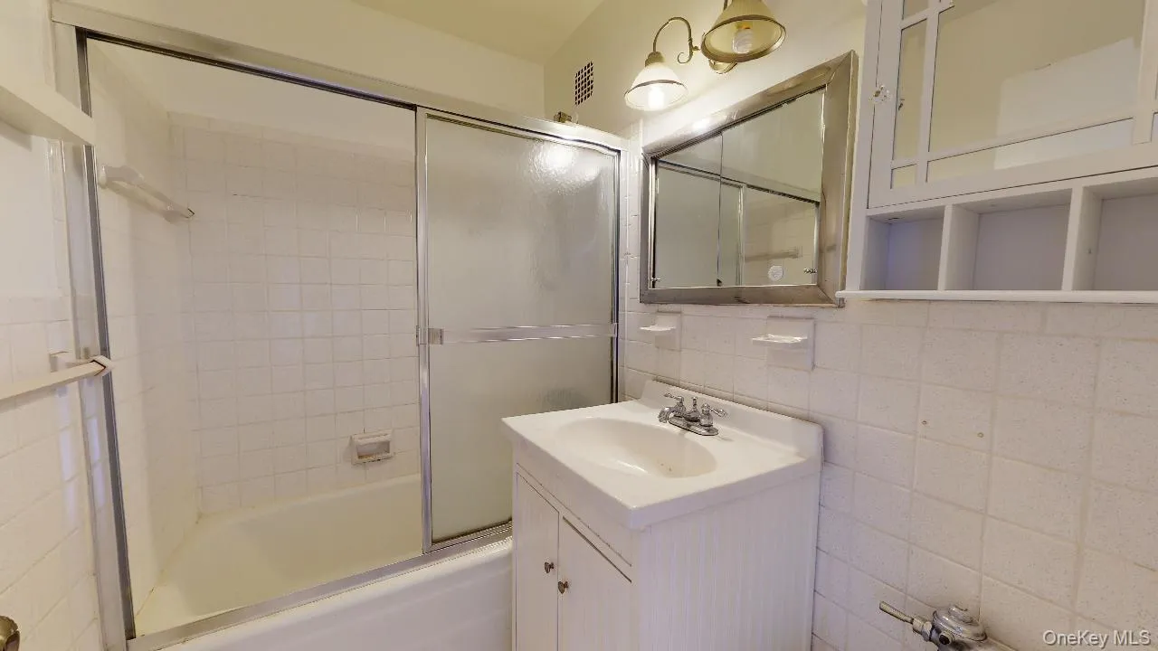 66-15 Thornton Place, New York, NY, 1 Bedroom Bedrooms, 3 Rooms Rooms,1 BathroomBathrooms,Residential Lease,For Rent,Thornton,0,1042466 66-15 Thornton Place, New York, NY, 1 Bedroom Bedrooms, 3 Rooms Rooms,1 BathroomBathrooms,Residential Lease,For Rent,Thornton,0,1042466