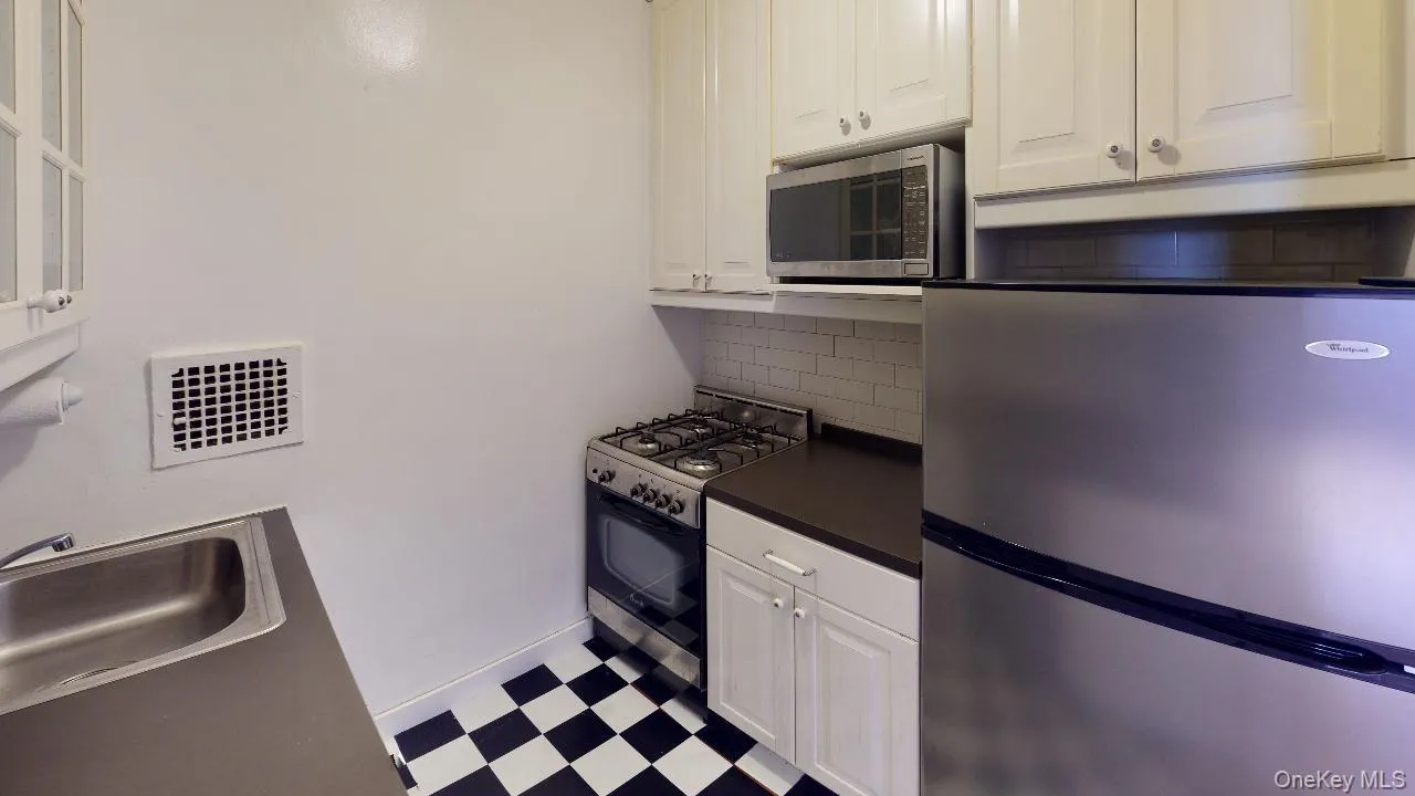66-15 Thornton Place, New York, NY, 1 Bedroom Bedrooms, 3 Rooms Rooms,1 BathroomBathrooms,Residential Lease,For Rent,Thornton,0,1042466 66-15 Thornton Place, New York, NY, 1 Bedroom Bedrooms, 3 Rooms Rooms,1 BathroomBathrooms,Residential Lease,For Rent,Thornton,0,1042466