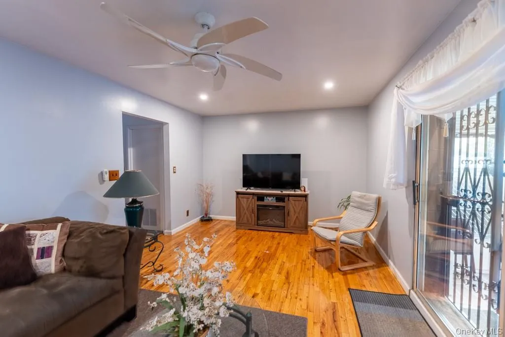 2175 Hughes Avenue, New York, NY, 3 Bedrooms Bedrooms, 7 Rooms Rooms,1 BathroomBathrooms,Residential,For Rent,Hughes,0,1042469 2175 Hughes Avenue, New York, NY, 3 Bedrooms Bedrooms, 7 Rooms Rooms,1 BathroomBathrooms,Residential,For Rent,Hughes,0,1042469