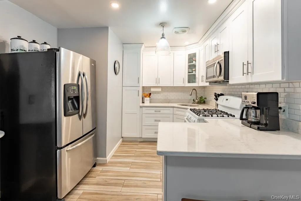 2175 Hughes Avenue, New York, NY, 3 Bedrooms Bedrooms, 7 Rooms Rooms,1 BathroomBathrooms,Residential,For Rent,Hughes,0,1042469 2175 Hughes Avenue, New York, NY, 3 Bedrooms Bedrooms, 7 Rooms Rooms,1 BathroomBathrooms,Residential,For Rent,Hughes,0,1042469