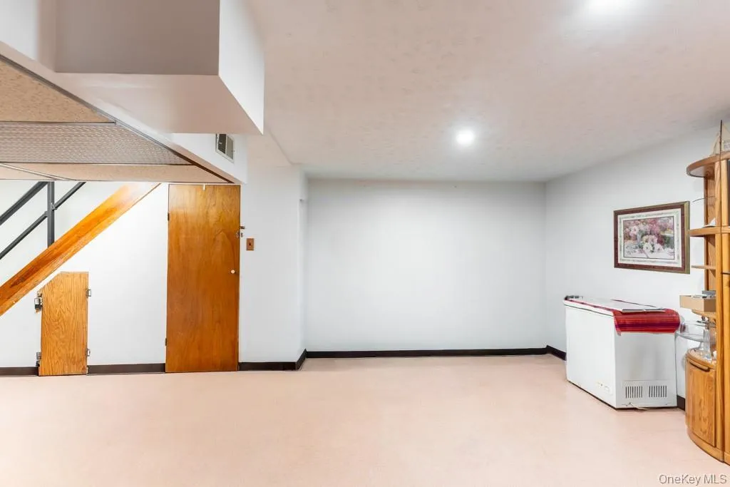 2175 Hughes Avenue, New York, NY, 3 Bedrooms Bedrooms, 7 Rooms Rooms,1 BathroomBathrooms,Residential,For Rent,Hughes,0,1042469 2175 Hughes Avenue, New York, NY, 3 Bedrooms Bedrooms, 7 Rooms Rooms,1 BathroomBathrooms,Residential,For Rent,Hughes,0,1042469