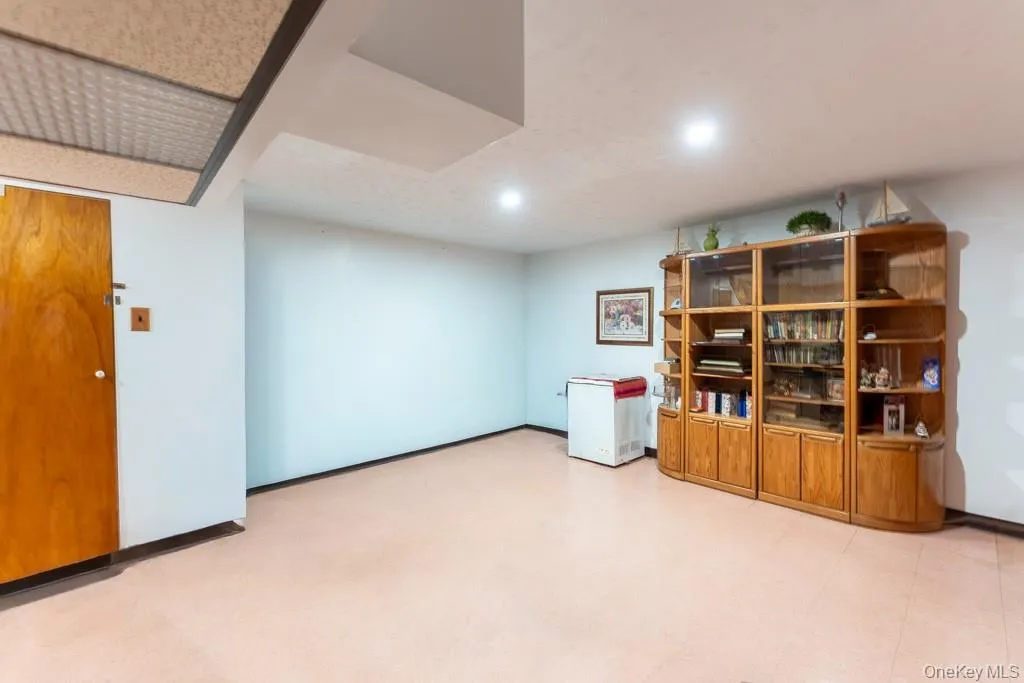 2175 Hughes Avenue, New York, NY, 3 Bedrooms Bedrooms, 7 Rooms Rooms,1 BathroomBathrooms,Residential,For Rent,Hughes,0,1042469 2175 Hughes Avenue, New York, NY, 3 Bedrooms Bedrooms, 7 Rooms Rooms,1 BathroomBathrooms,Residential,For Rent,Hughes,0,1042469