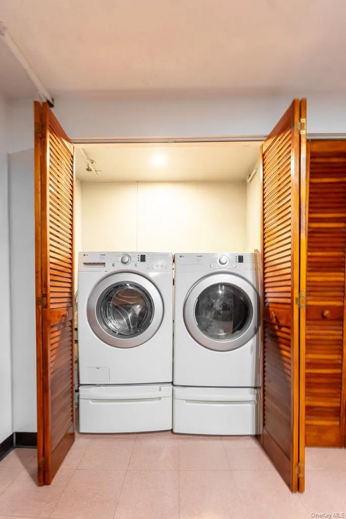 2175 Hughes Avenue, New York, NY, 3 Bedrooms Bedrooms, 7 Rooms Rooms,1 BathroomBathrooms,Residential,For Rent,Hughes,0,1042469 2175 Hughes Avenue, New York, NY, 3 Bedrooms Bedrooms, 7 Rooms Rooms,1 BathroomBathrooms,Residential,For Rent,Hughes,0,1042469