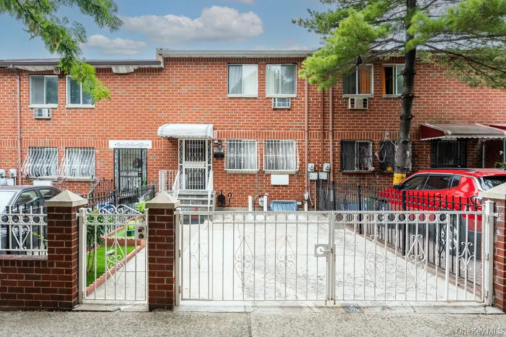 2175 Hughes Avenue, New York, NY, 3 Bedrooms Bedrooms, 7 Rooms Rooms,1 BathroomBathrooms,Residential,For Rent,Hughes,0,1042469 2175 Hughes Avenue, New York, NY, 3 Bedrooms Bedrooms, 7 Rooms Rooms,1 BathroomBathrooms,Residential,For Rent,Hughes,0,1042469