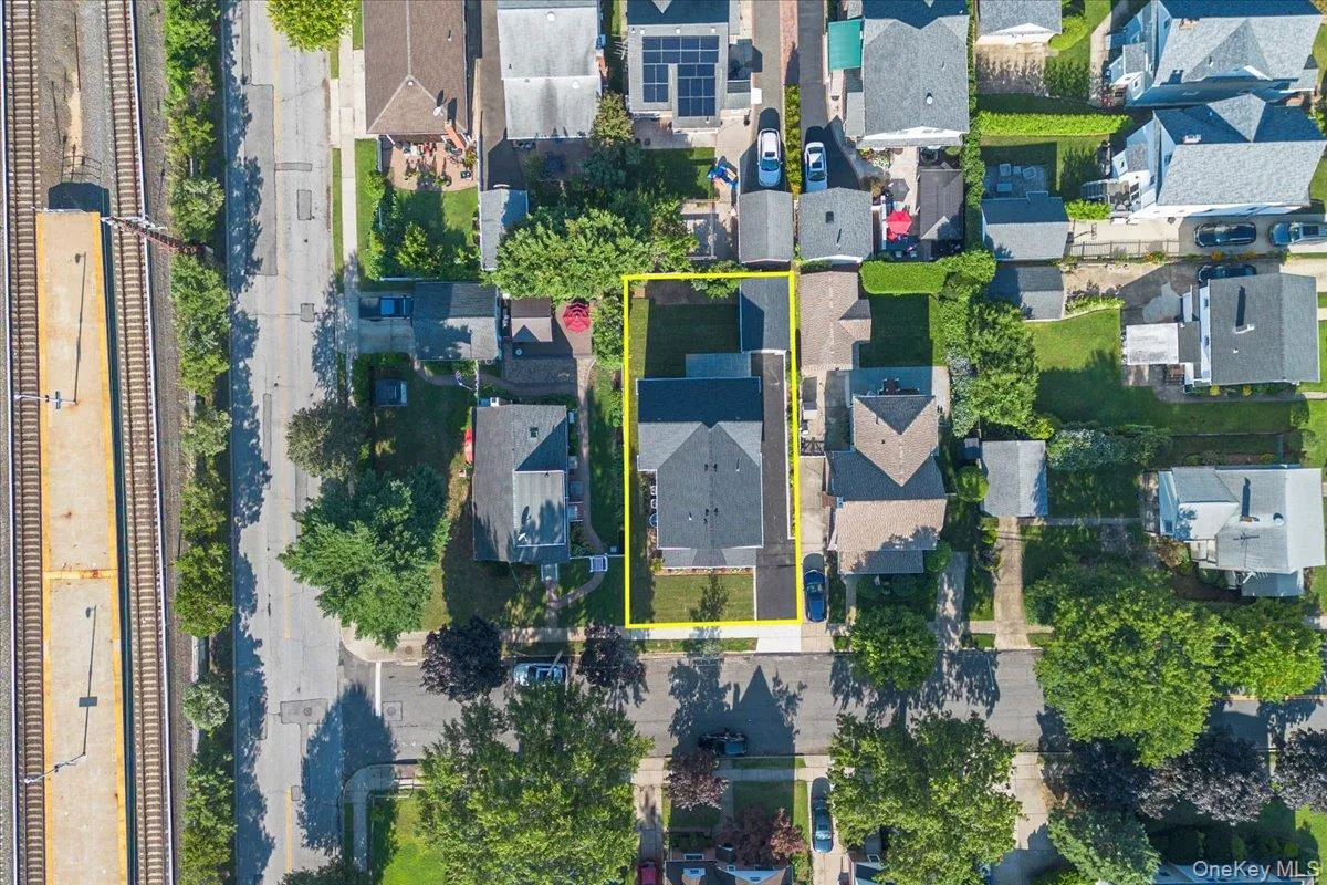 5 Elm Avenue, Hempstead, NY, 4 Bedrooms Bedrooms, 9 Rooms Rooms,3 BathroomsBathrooms,Residential,For Rent,Elm,0,1042484 5 Elm Avenue, Hempstead, NY, 4 Bedrooms Bedrooms, 9 Rooms Rooms,3 BathroomsBathrooms,Residential,For Rent,Elm,0,1042484