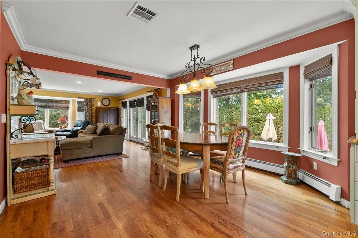 Breakfast area situated perfectly between the kitchen and the den overlooking the beautiful backyard. Breakfast area situated perfectly between the kitchen and the den overlooking the beautiful backyard.