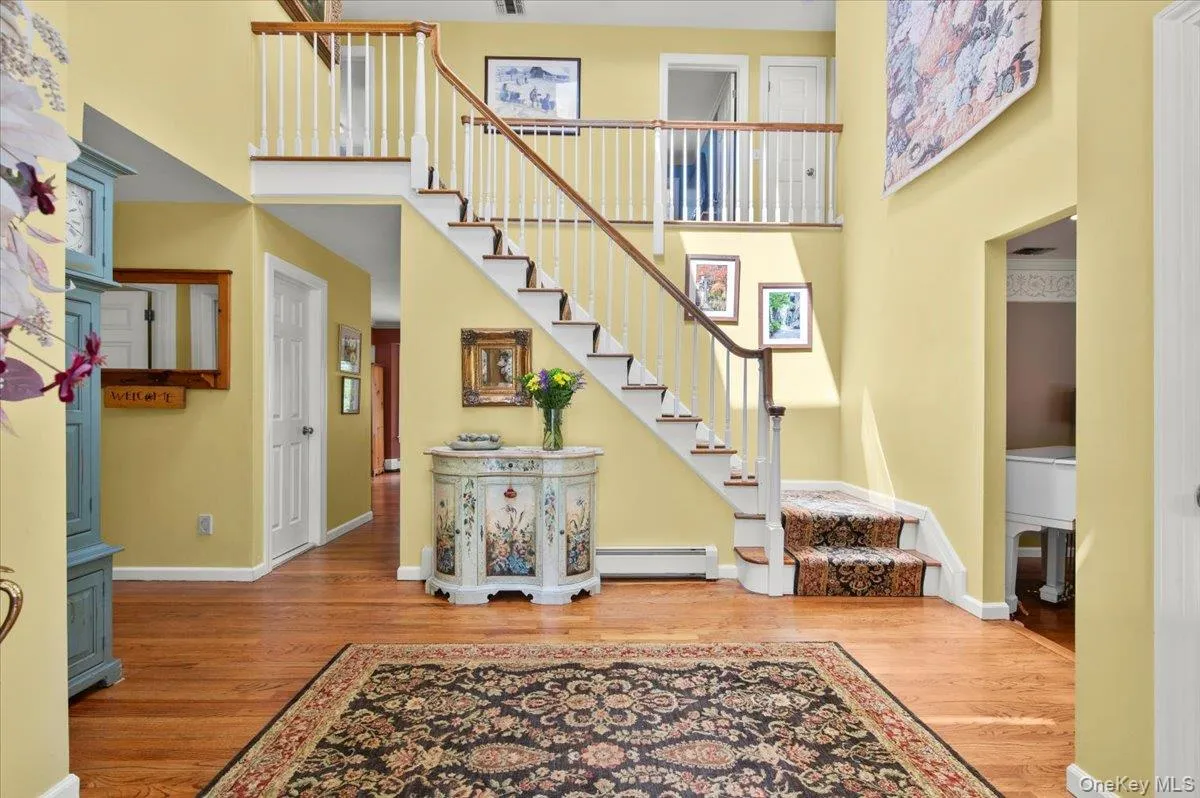 Entry foyer with cathedral ceiling, skylights and two closets Entry foyer with cathedral ceiling, skylights and two closets
