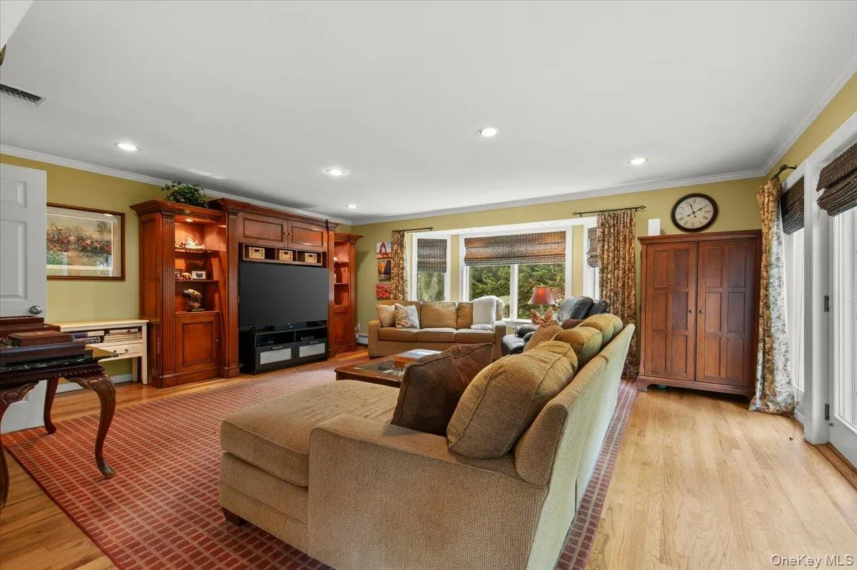 Large den with doors entering to the back yard. Large den with doors entering to the back yard.