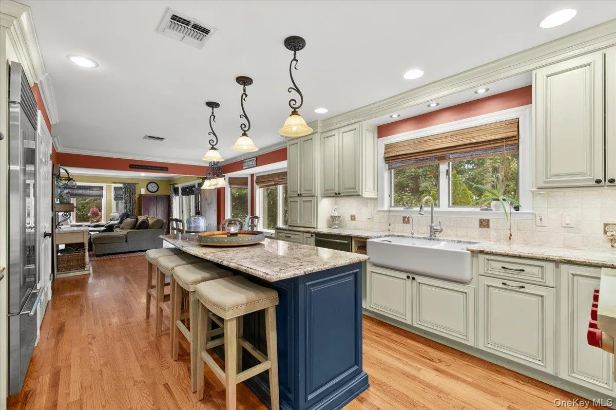 Large eat in Chef's kitchen with pantry. Large eat in Chef's kitchen with pantry.