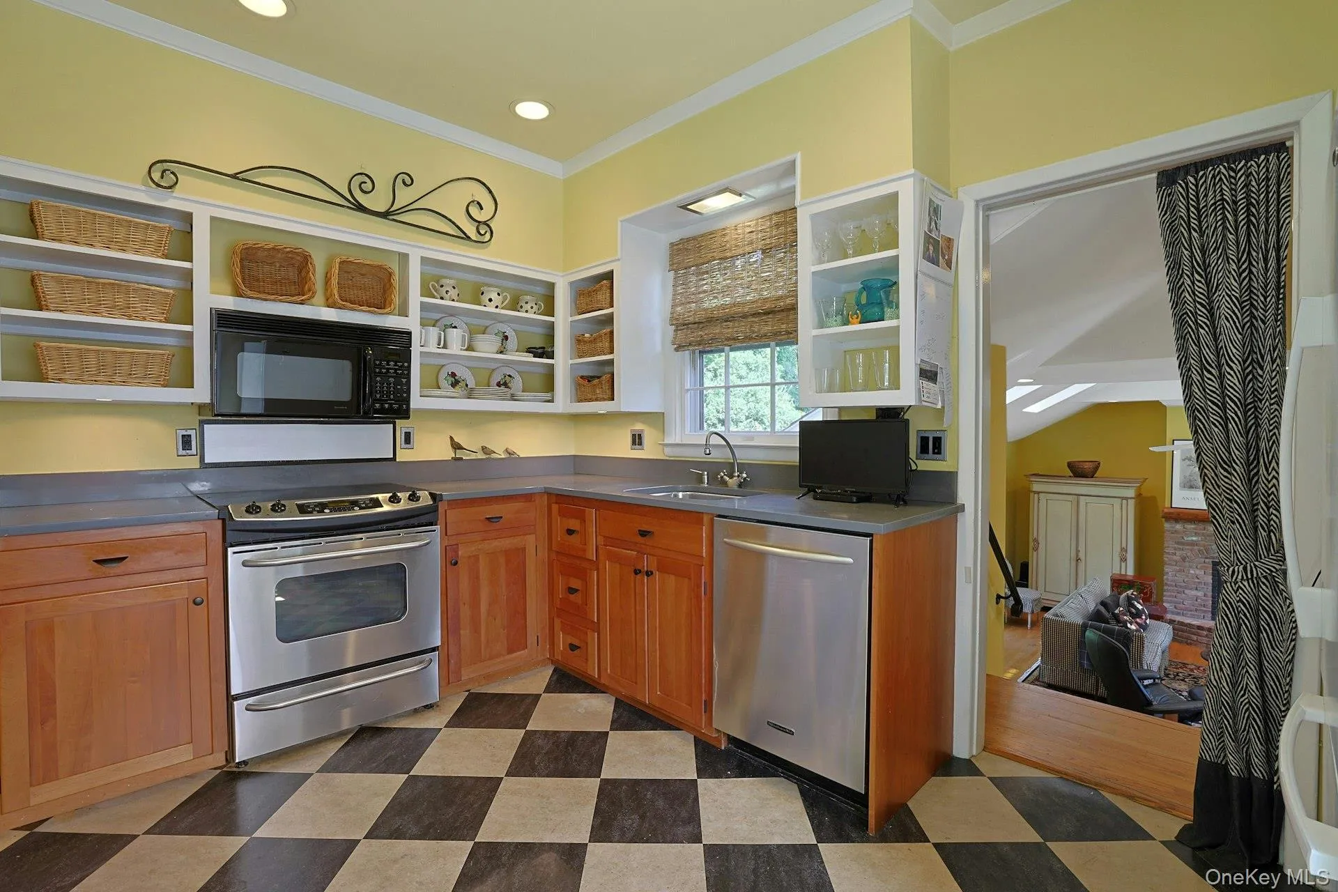 35 Grandview Avenue, Mount Pleasant, NY, 3 Bedrooms Bedrooms, 7 Rooms Rooms,1 BathroomBathrooms,Residential,For Rent,Grandview,0,1042508 35 Grandview Avenue, Mount Pleasant, NY, 3 Bedrooms Bedrooms, 7 Rooms Rooms,1 BathroomBathrooms,Residential,For Rent,Grandview,0,1042508