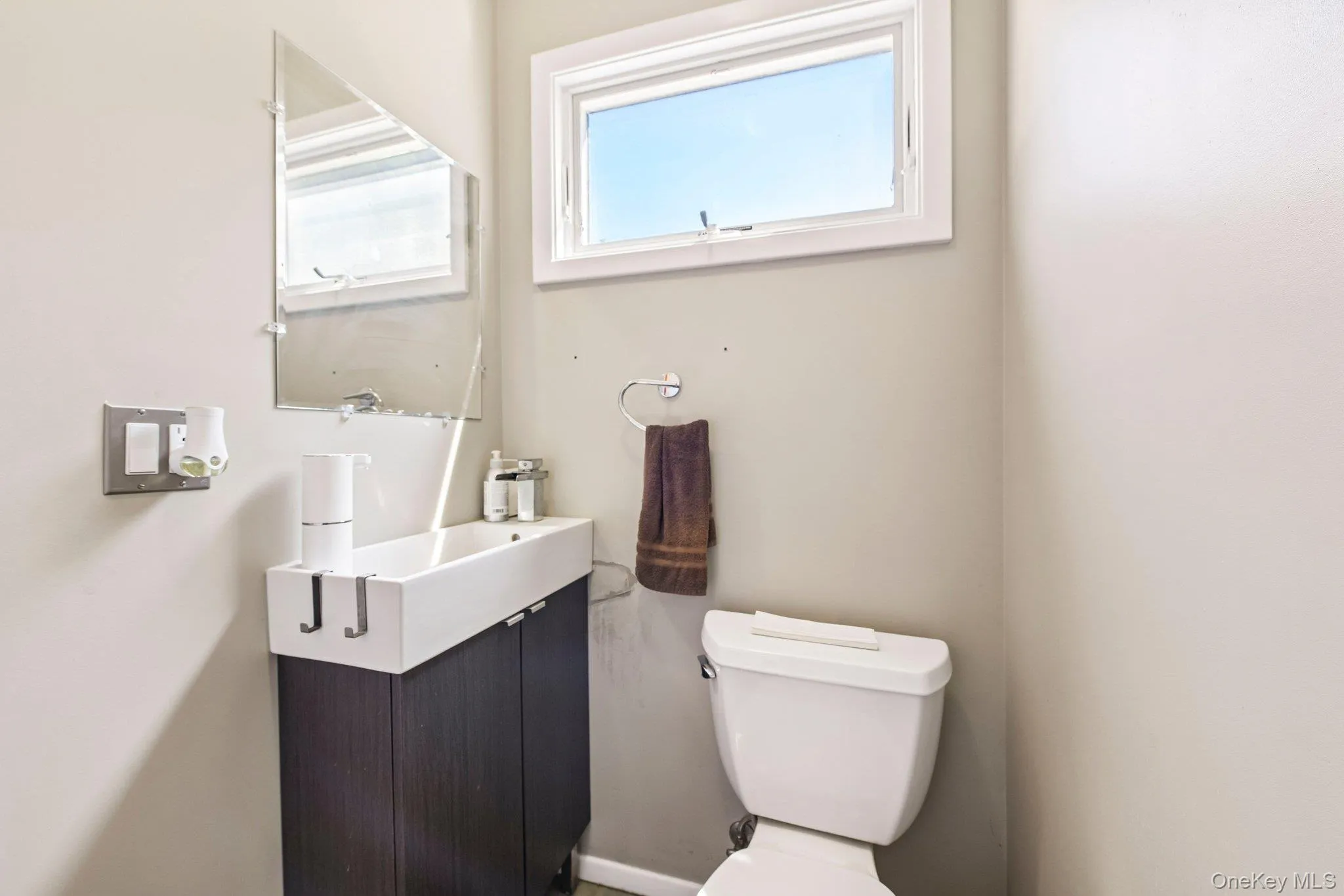 1/2 bath off kitchen 1/2 bath off kitchen