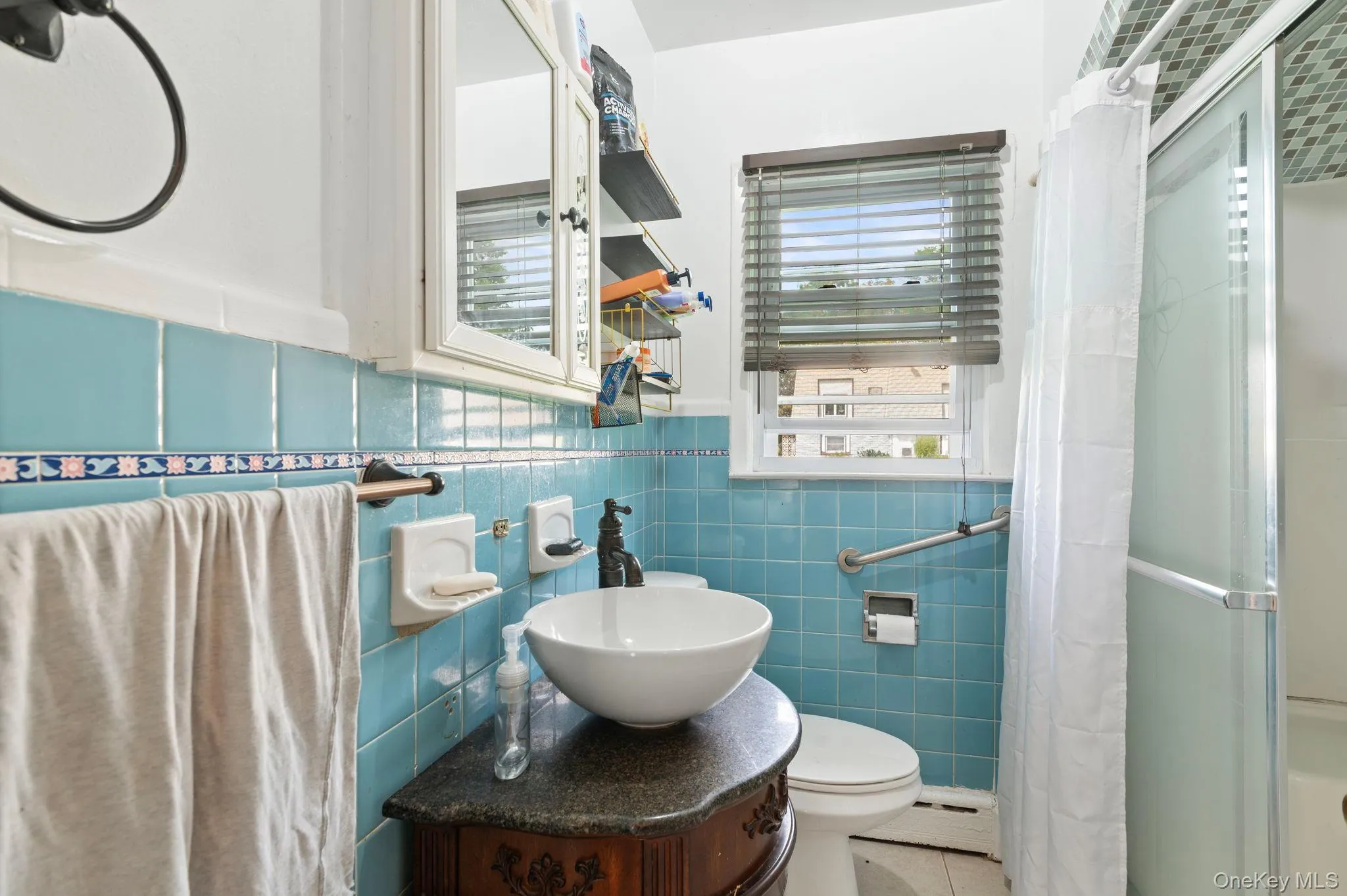 Bathroom/shower with window Bathroom/shower with window