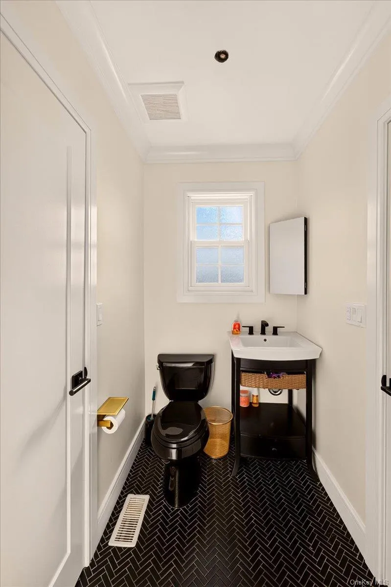 1 North Drive, Hempstead, NY, 7 Bedrooms Bedrooms, 15 Rooms Rooms,4 BathroomsBathrooms,Residential,For Rent,North,0,1042527 1 North Drive, Hempstead, NY, 7 Bedrooms Bedrooms, 15 Rooms Rooms,4 BathroomsBathrooms,Residential,For Rent,North,0,1042527