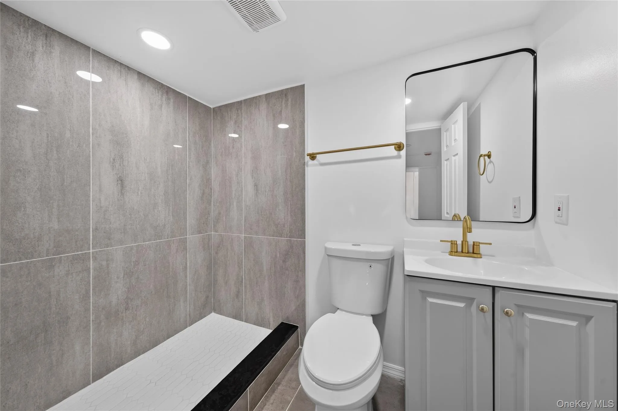 28 Roslyn Avenue, Brookhaven, NY, 3 Bedrooms Bedrooms, 7 Rooms Rooms,3 BathroomsBathrooms,Residential,For Rent,Roslyn,0,1042528 28 Roslyn Avenue, Brookhaven, NY, 3 Bedrooms Bedrooms, 7 Rooms Rooms,3 BathroomsBathrooms,Residential,For Rent,Roslyn,0,1042528