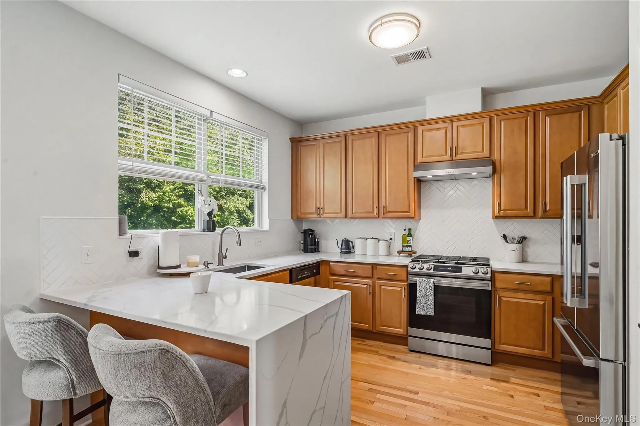 Kitchen with Quartz Waterfall Countertop Island Kitchen with Quartz Waterfall Countertop Island
