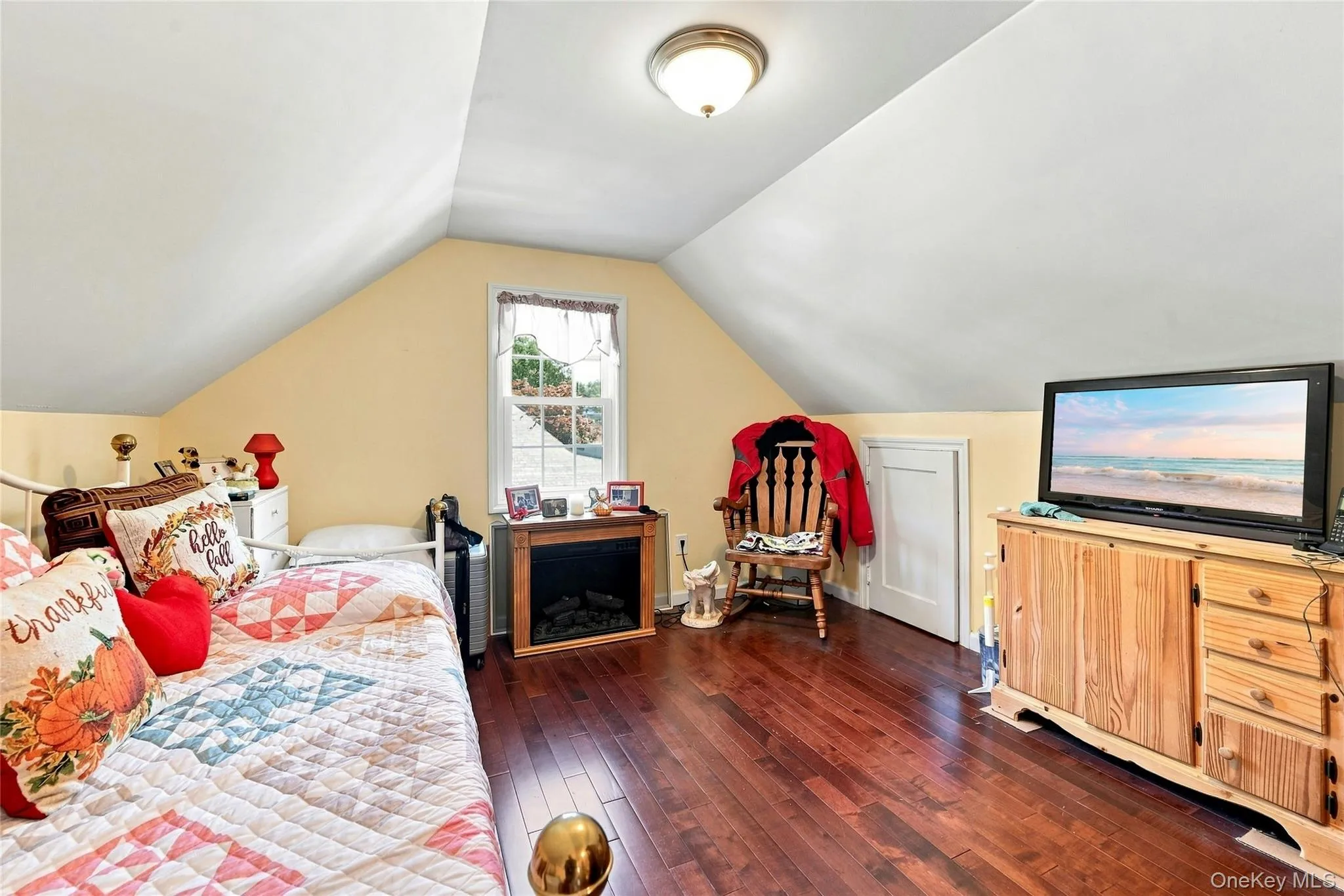 Upstairs Bedroom. Upstairs Bedroom.
