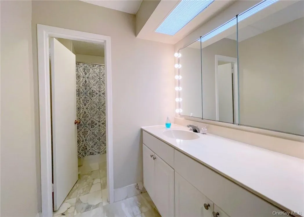 Primary en-suite bath Primary en-suite bath