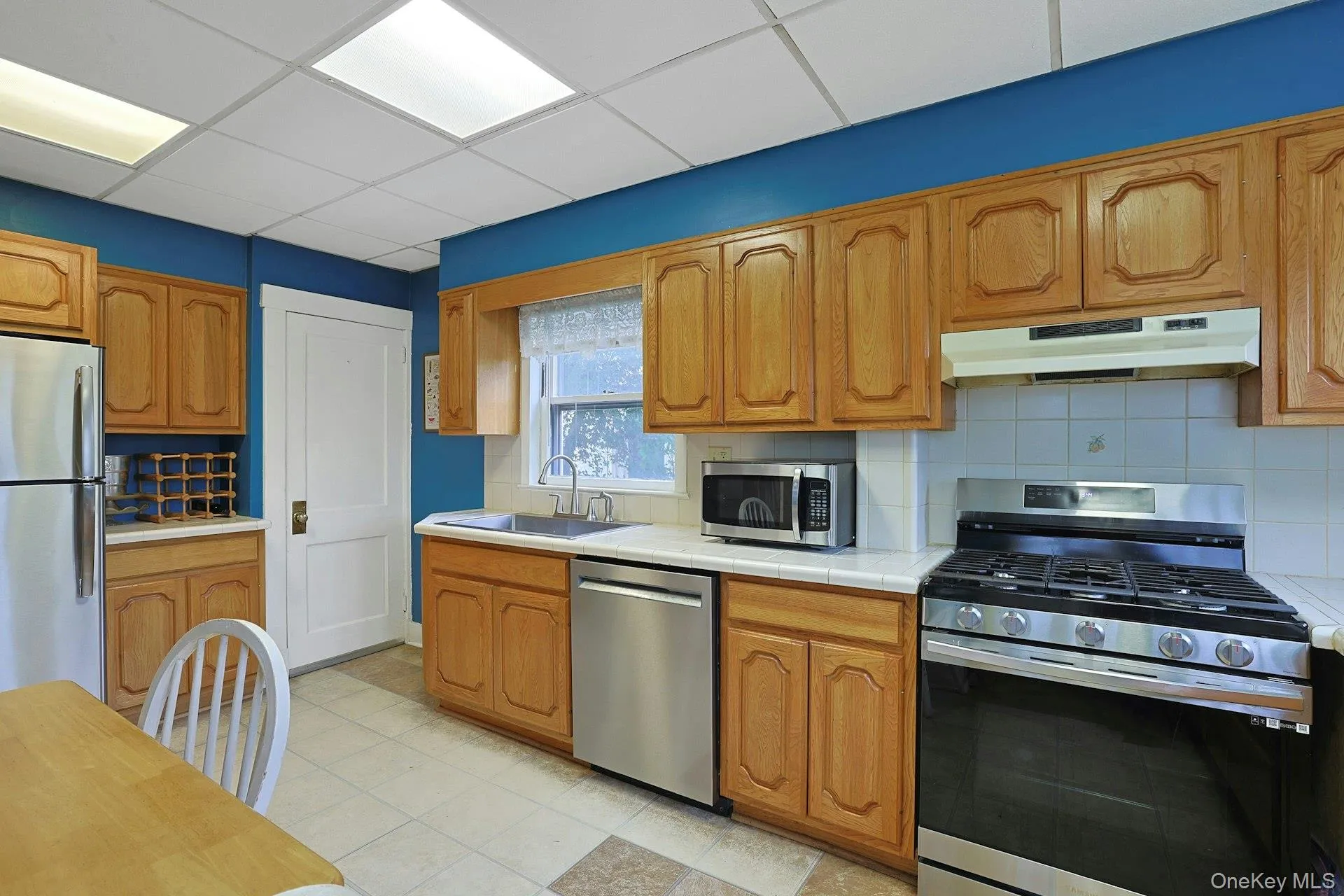 Eat in kitchen with gas stove and plenty of space for everyday use Eat in kitchen with gas stove and plenty of space for everyday use