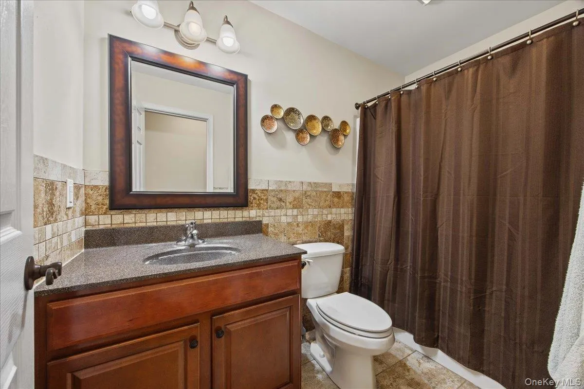Full guest bath. Full guest bath.
