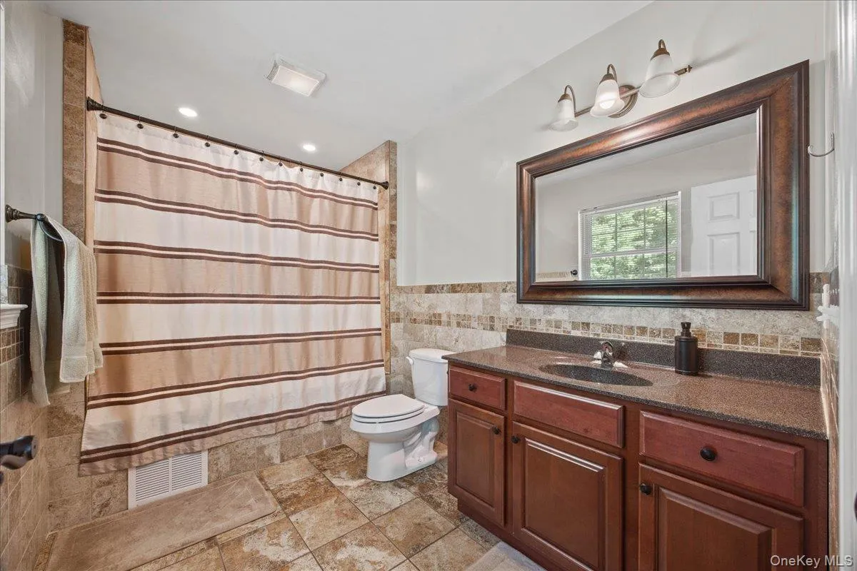 Full en-suite bath. Full en-suite bath.