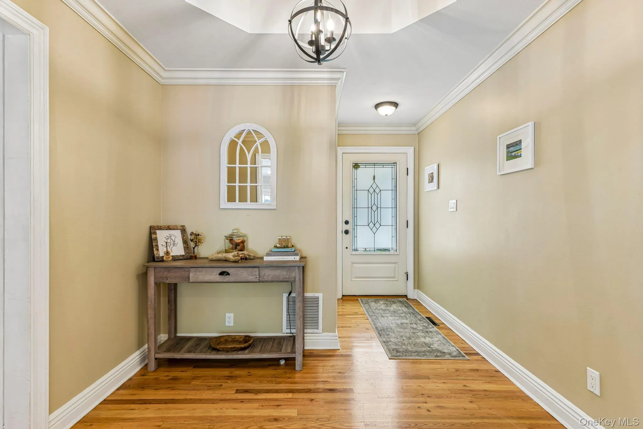 Entry Foyer w/coat closet Entry Foyer w/coat closet