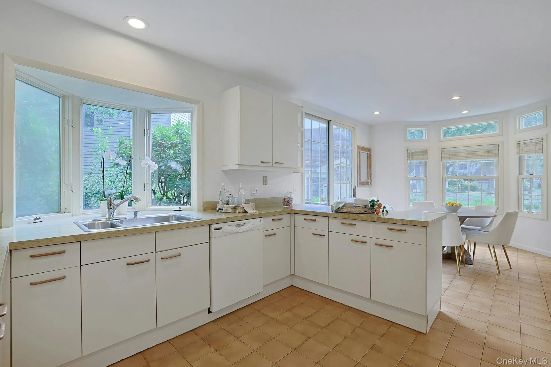 A second bayh window brings beautiful natural light and leafy views into the kitchen, with the breakfast area just beyond. A second bayh window brings beautiful natural light and leafy views into the kitchen, with the breakfast area just beyond.
