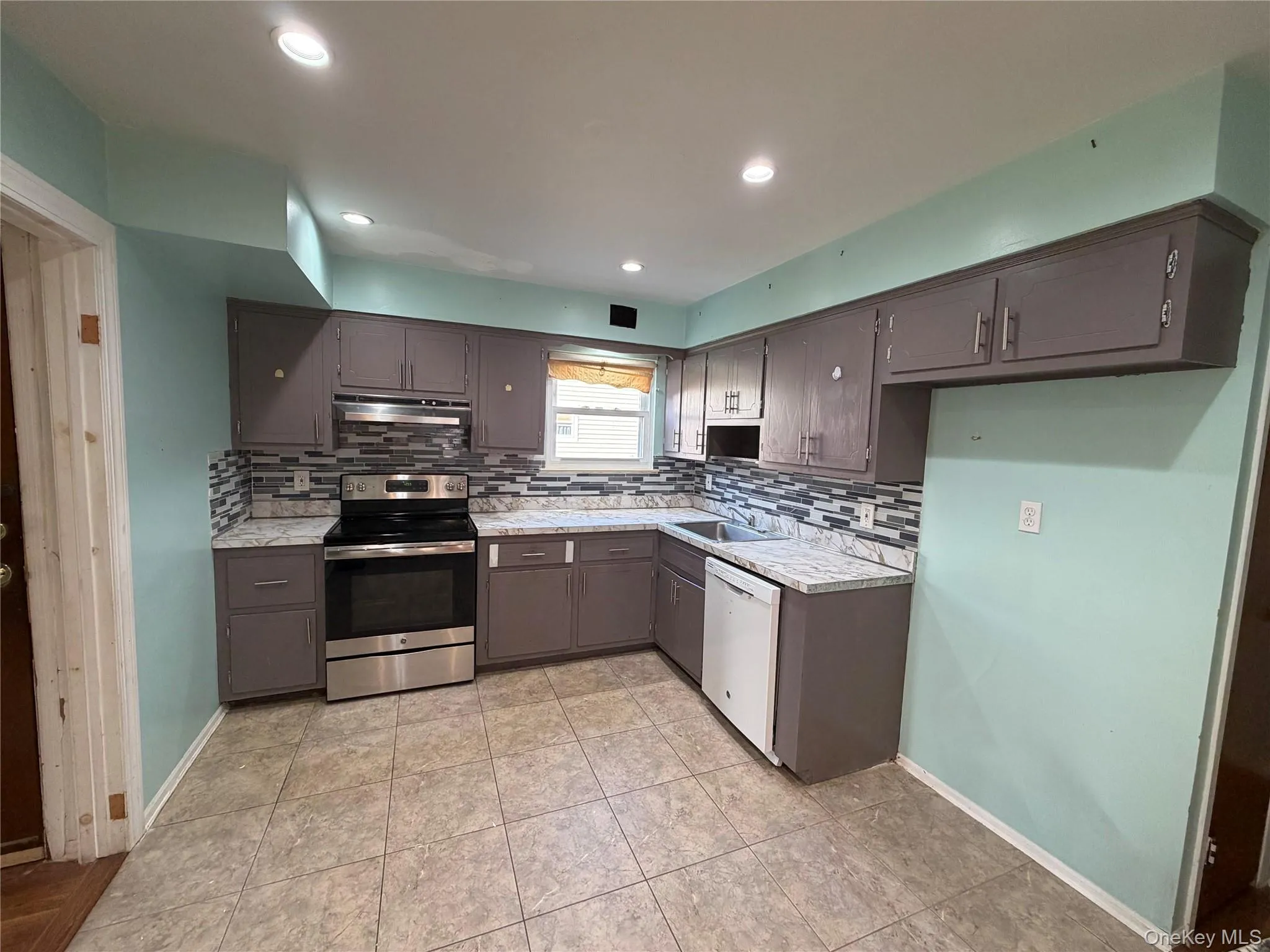 2829 Elm Street, Hempstead, NY, 5 Bedrooms Bedrooms, 11 Rooms Rooms,3 BathroomsBathrooms,Residential,For Rent,Elm,0,1042693 2829 Elm Street, Hempstead, NY, 5 Bedrooms Bedrooms, 11 Rooms Rooms,3 BathroomsBathrooms,Residential,For Rent,Elm,0,1042693