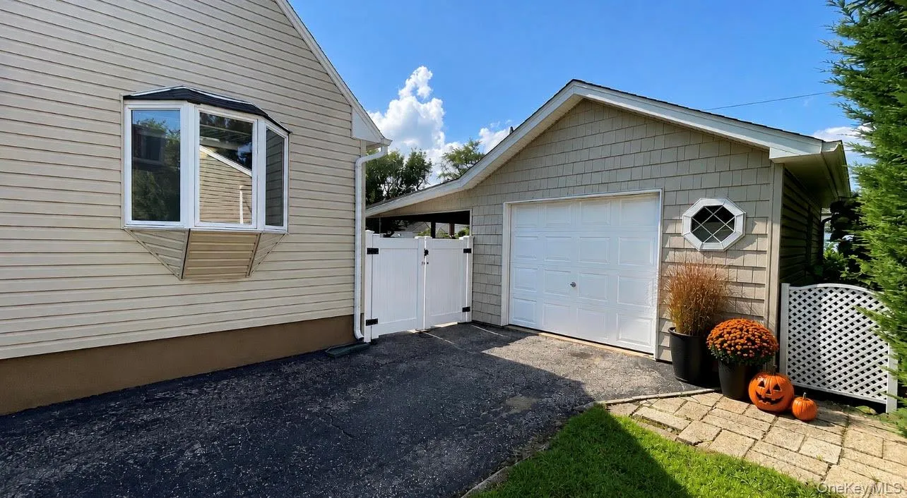 3995 New Road, Hempstead, NY, 3 Bedrooms Bedrooms, 7 Rooms Rooms,2 BathroomsBathrooms,Residential,For Rent,New,0,1042732 3995 New Road, Hempstead, NY, 3 Bedrooms Bedrooms, 7 Rooms Rooms,2 BathroomsBathrooms,Residential,For Rent,New,0,1042732
