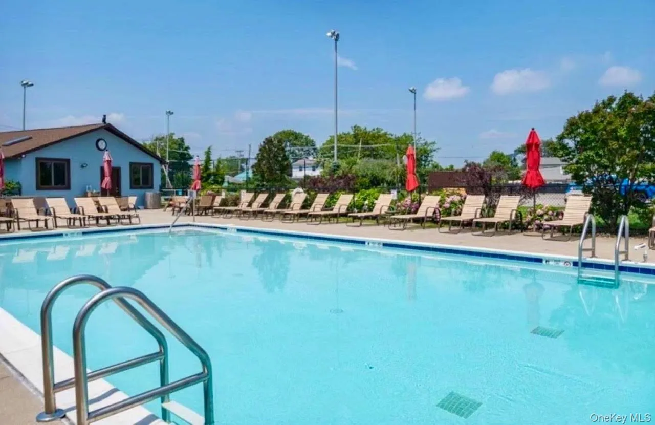 Inviting IG Pool with umbrellas and seating Inviting IG Pool with umbrellas and seating